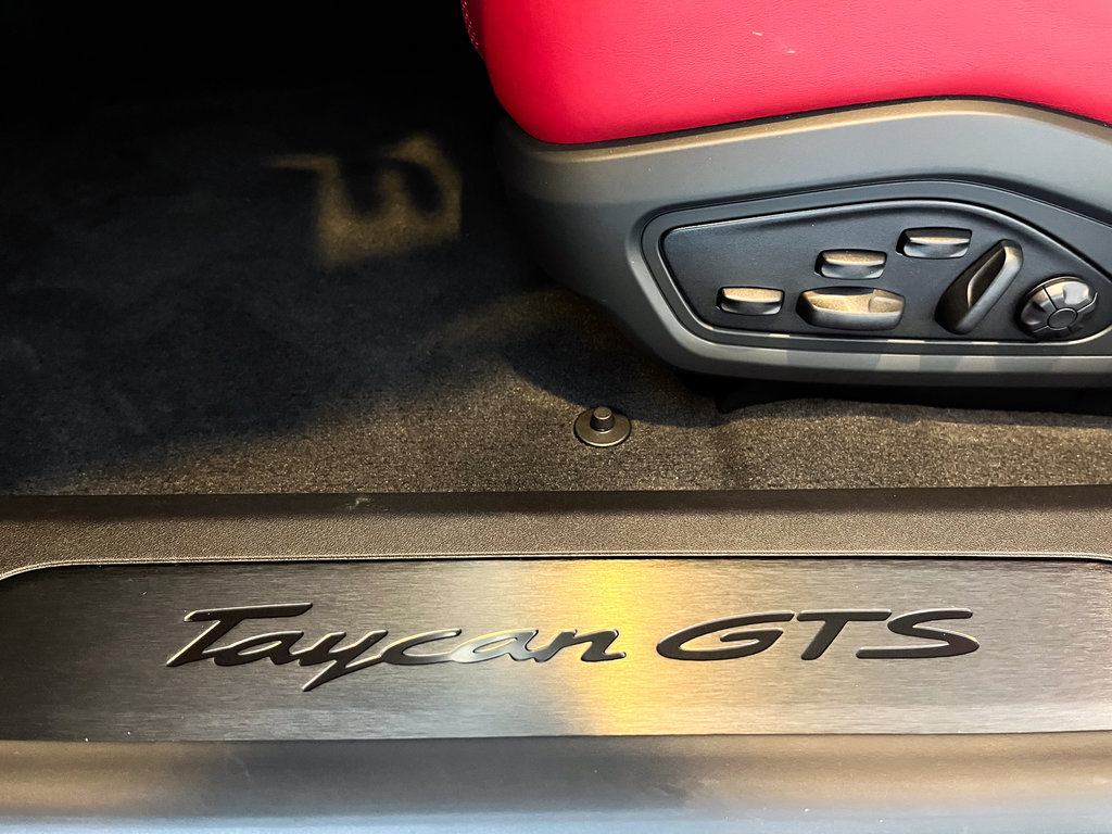 2023  Taycan GTS  Technology Package in Laval, Quebec - 28 - w1024h768px