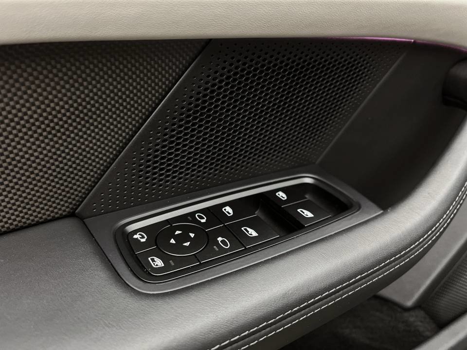 Porsche Taycan Turbo S Technology Package 2023 à Laval, Québec - 25 - w1024h768px