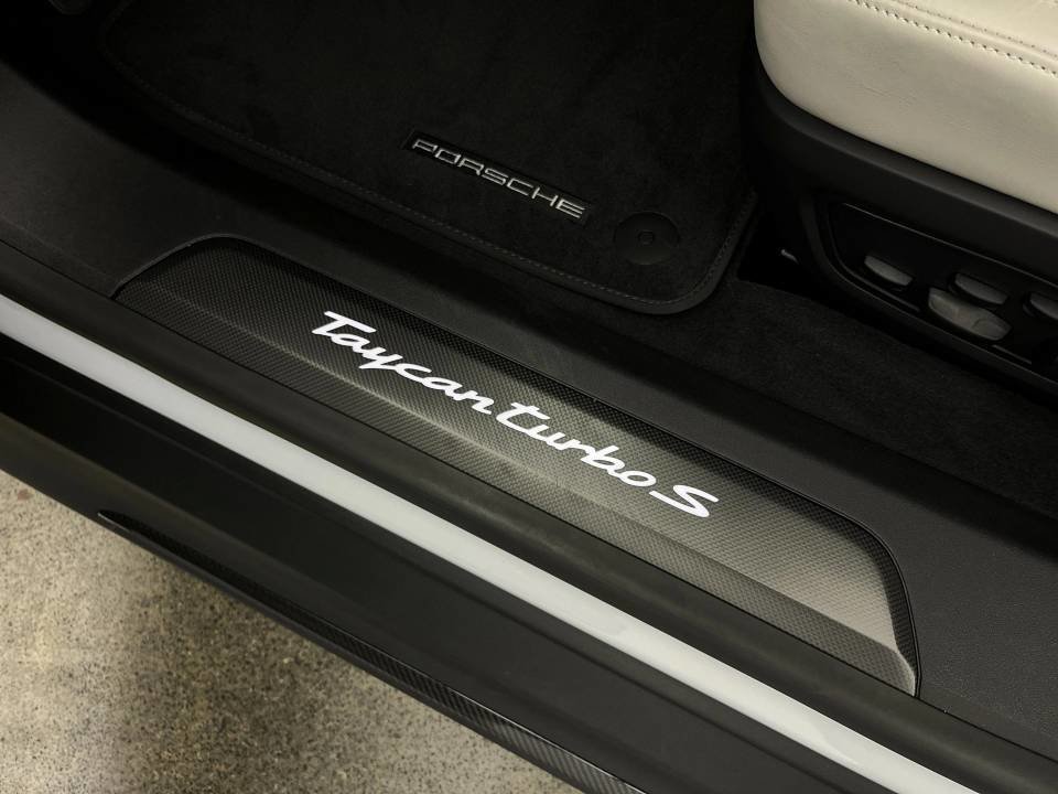 Porsche Taycan Turbo S Technology Package 2023 à Laval, Québec - 26 - w1024h768px