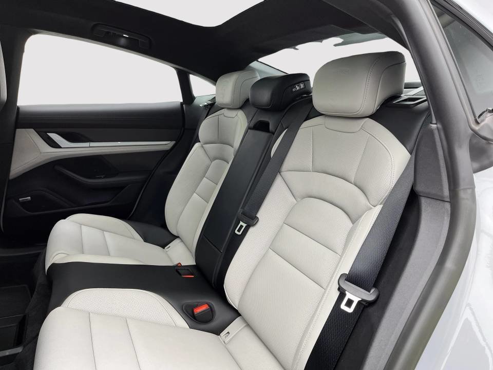 Porsche Taycan Turbo S Technology Package 2023 à Laval, Québec - 22 - w1024h768px