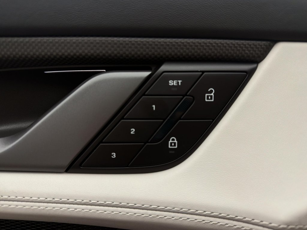 2023 Porsche Taycan Turbo S Tech Package in Laval, Quebec - 28 - w1024h768px