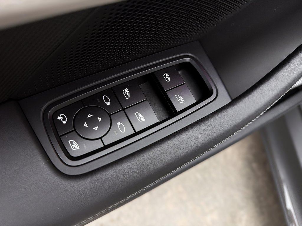 2023 Porsche Taycan Turbo S Tech Package in Laval, Quebec - 29 - w1024h768px