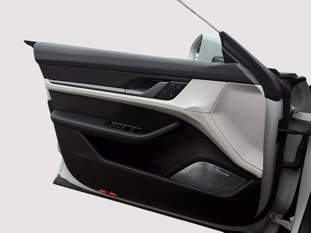 2023 Porsche Taycan Turbo S Tech Package in Laval, Quebec - 27 - w1024h768px