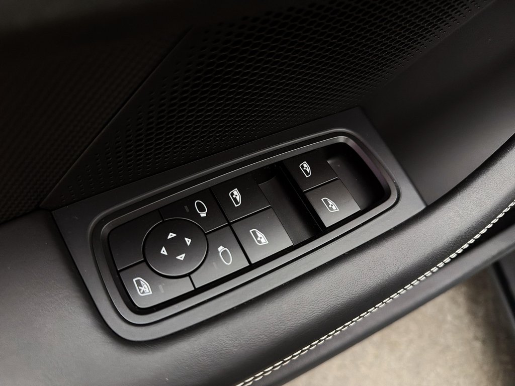 Porsche Taycan GTS **GTS Interior Package** 2024 à Laval, Québec - 30 - w1024h768px