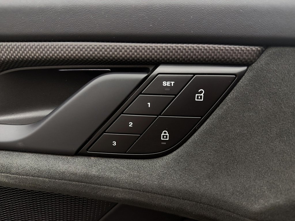 Porsche Taycan GTS **GTS Interior Package** 2024 à Laval, Québec - 29 - w1024h768px