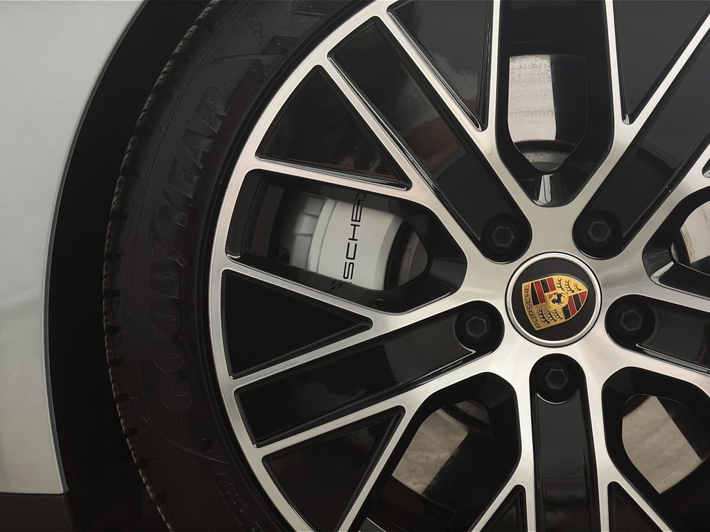 Porsche Taycan GTS **GTS Interior Package** 2024 à Laval, Québec - 11 - w1024h768px