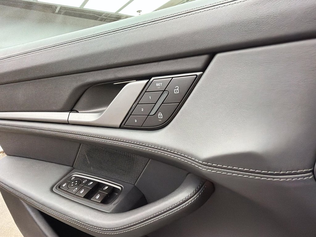 2025 Porsche Taycan 4S in Laval, Quebec - 31 - w1024h768px