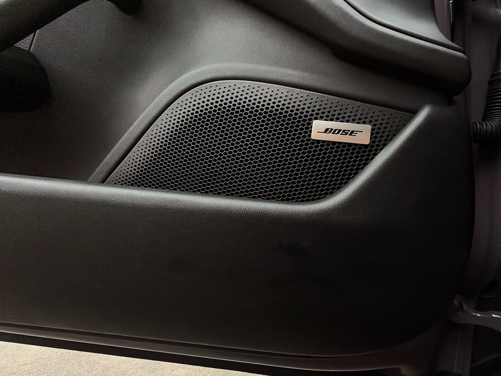 2025 Porsche Taycan 4S in Laval, Quebec - 32 - w1024h768px