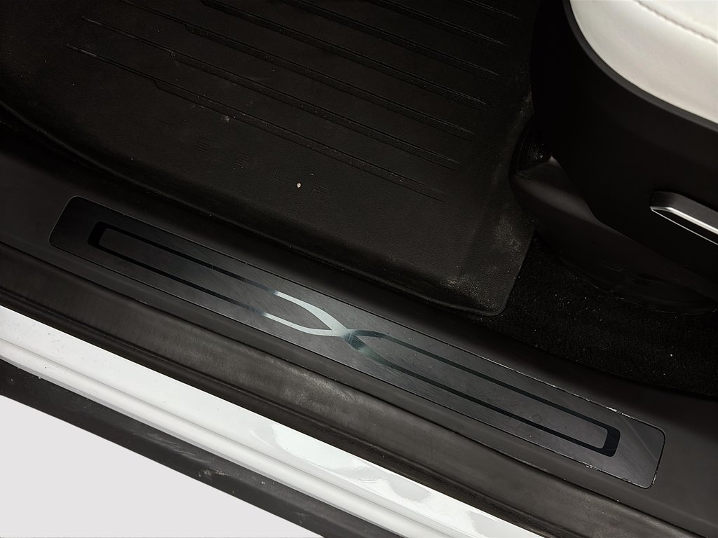 2022 Tesla Model X AWD in Laval, Quebec - 27 - w1024h768px