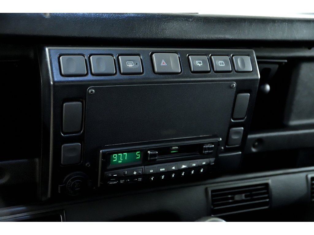 1985 Land Rover Defender 110 / TDI Engine in Laval, Quebec - 20 - w1024h768px