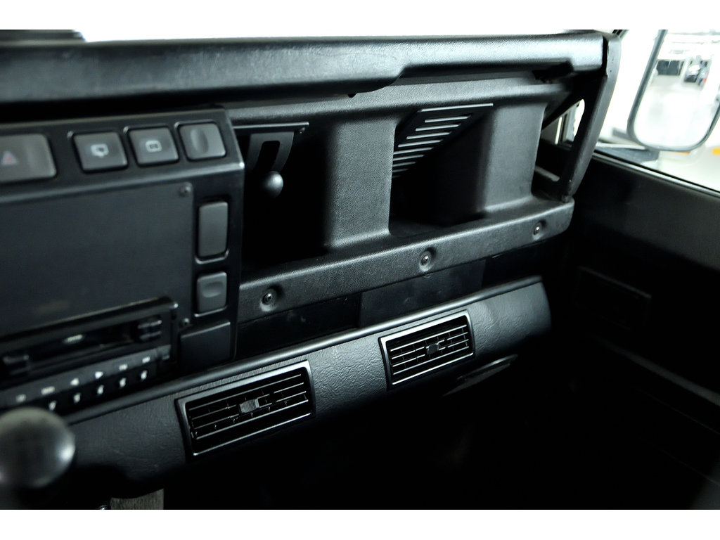 1985 Land Rover Defender 110 / TDI Engine in Laval, Quebec - 31 - w1024h768px