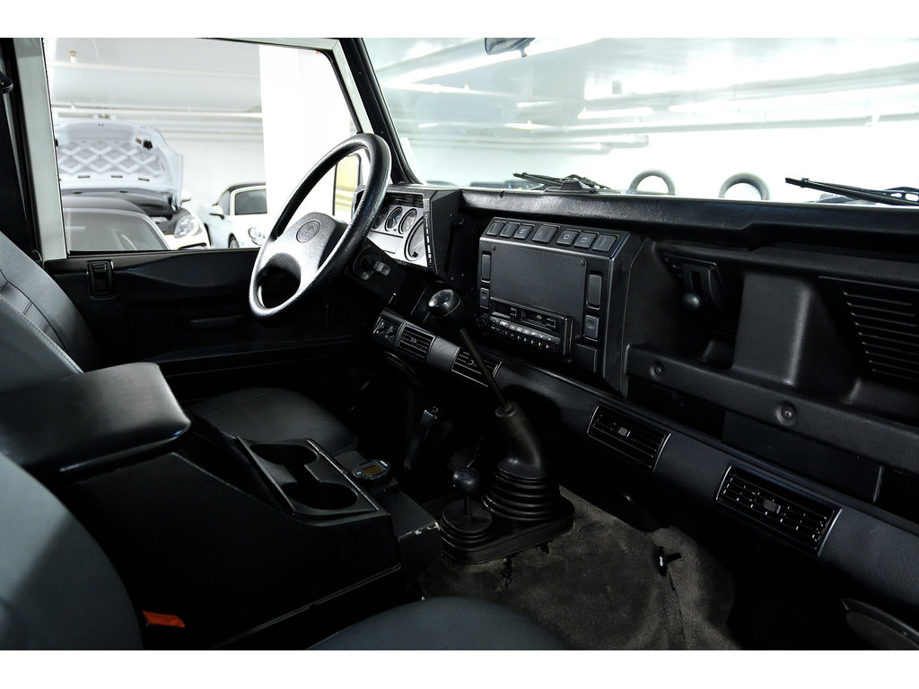 1985 Land Rover Defender 110 / TDI Engine in Laval, Quebec - 32 - w1024h768px