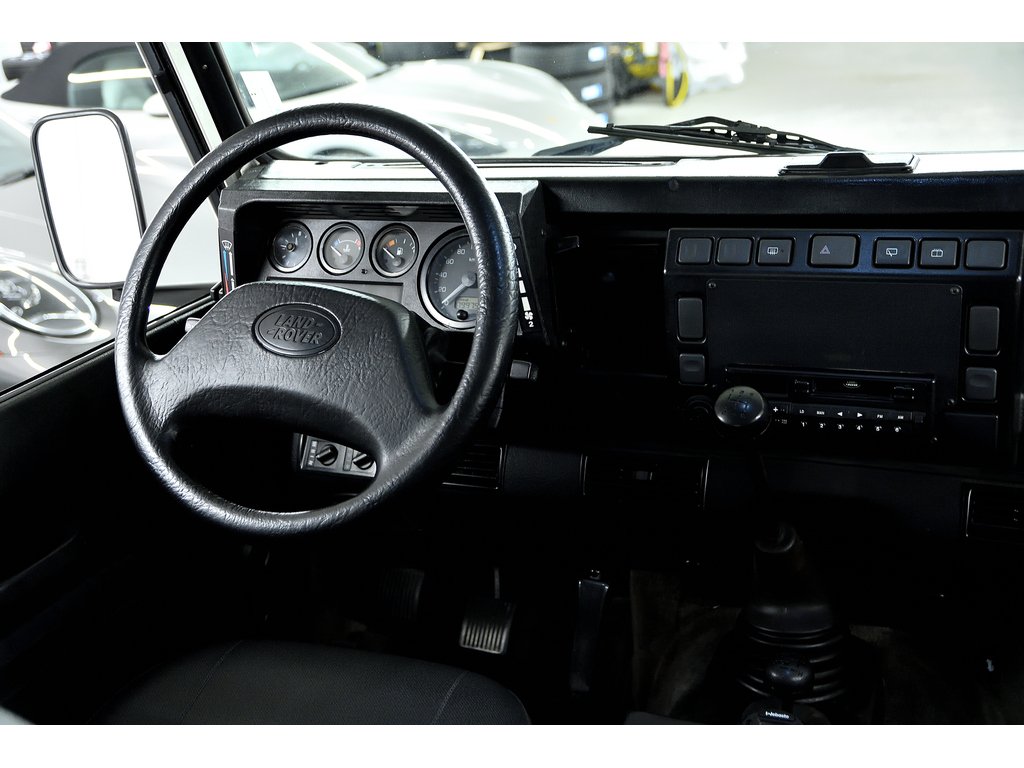 1985 Land Rover Defender 110 / TDI Engine in Laval, Quebec - 35 - w1024h768px