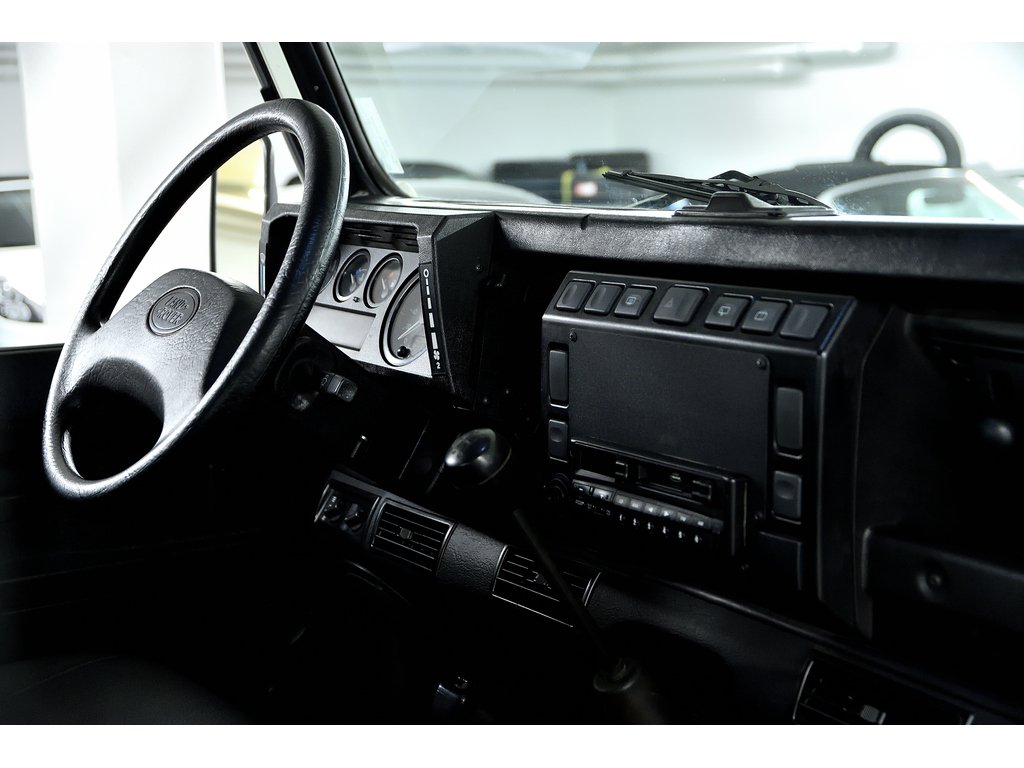 1985 Land Rover Defender 110 / TDI Engine in Laval, Quebec - 33 - w1024h768px