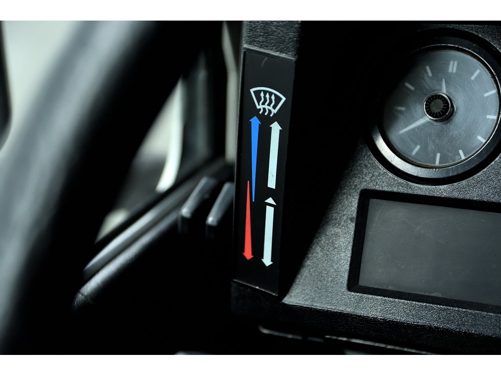 1985 Land Rover Defender 110 / TDI Engine in Laval, Quebec - 28 - w1024h768px