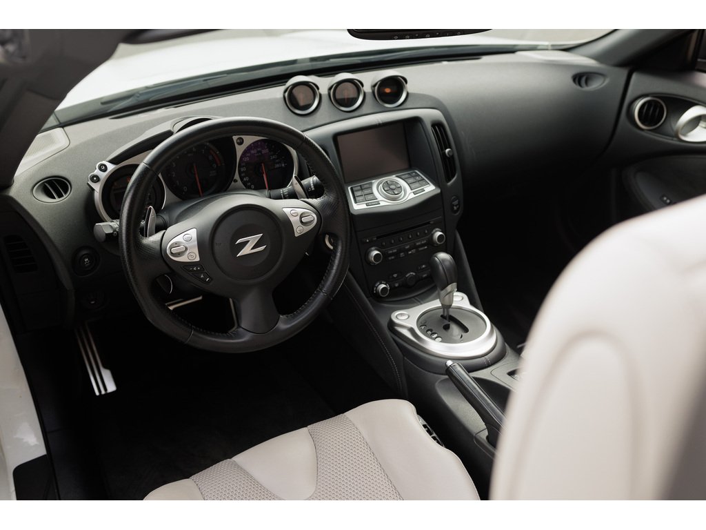 2018 Nissan 370Z Roadster Touring Sport w-Black Top Auto in Laval, Quebec - 10 - w1024h768px
