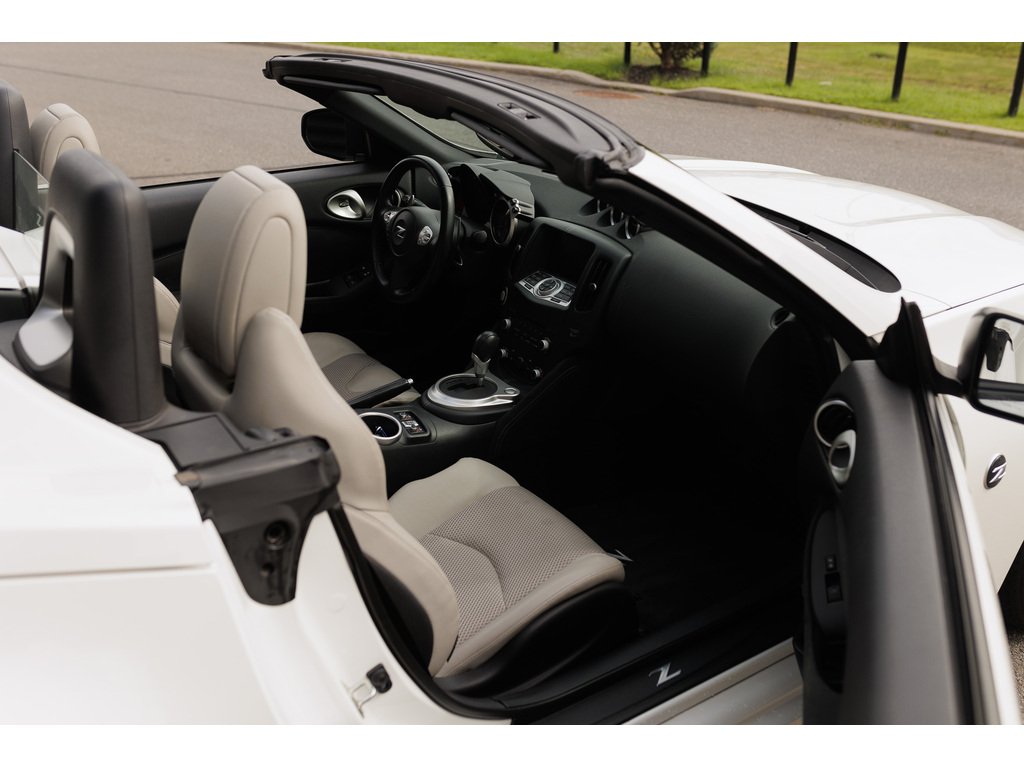 2018 Nissan 370Z Roadster Touring Sport w-Black Top Auto in Laval, Quebec - 18 - w1024h768px