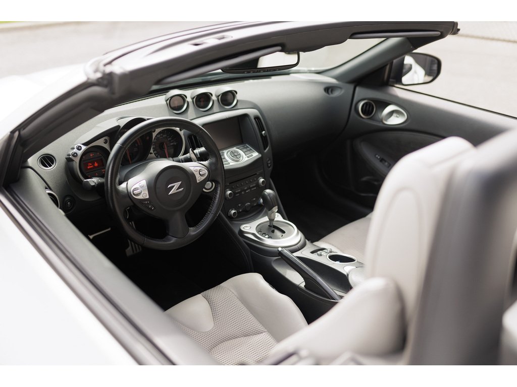 2018 Nissan 370Z Roadster Touring Sport w-Black Top Auto in Laval, Quebec - 9 - w1024h768px