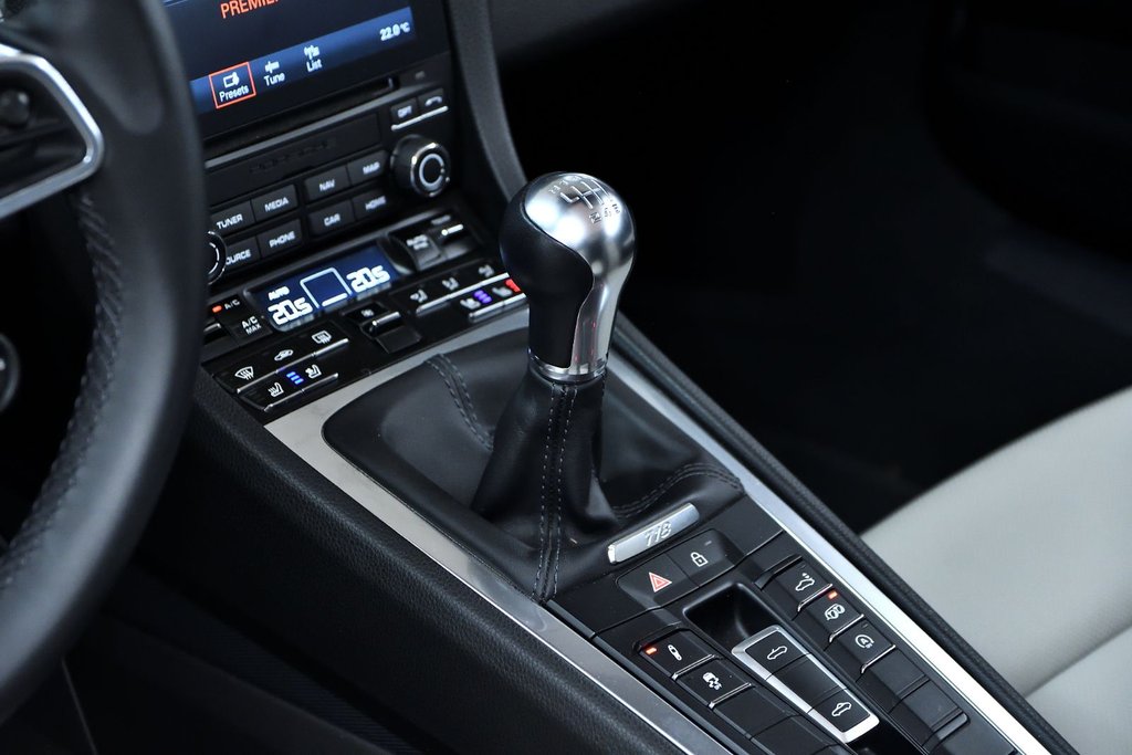 2022 Porsche 718 Boxster S in Laval, Quebec - 23 - w1024h768px