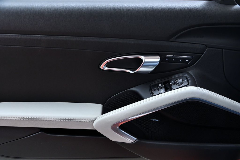 2022 Porsche 718 Boxster S in Laval, Quebec - 29 - w1024h768px