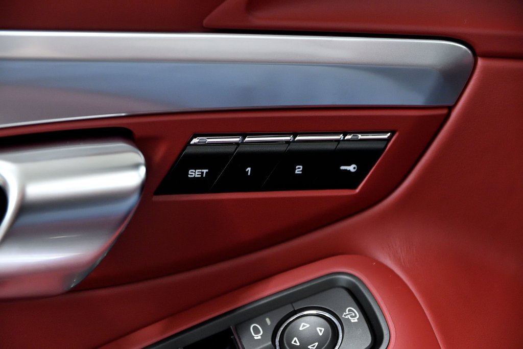 Porsche 718 Boxster S 2024 à Laval, Québec - 25 - w1024h768px