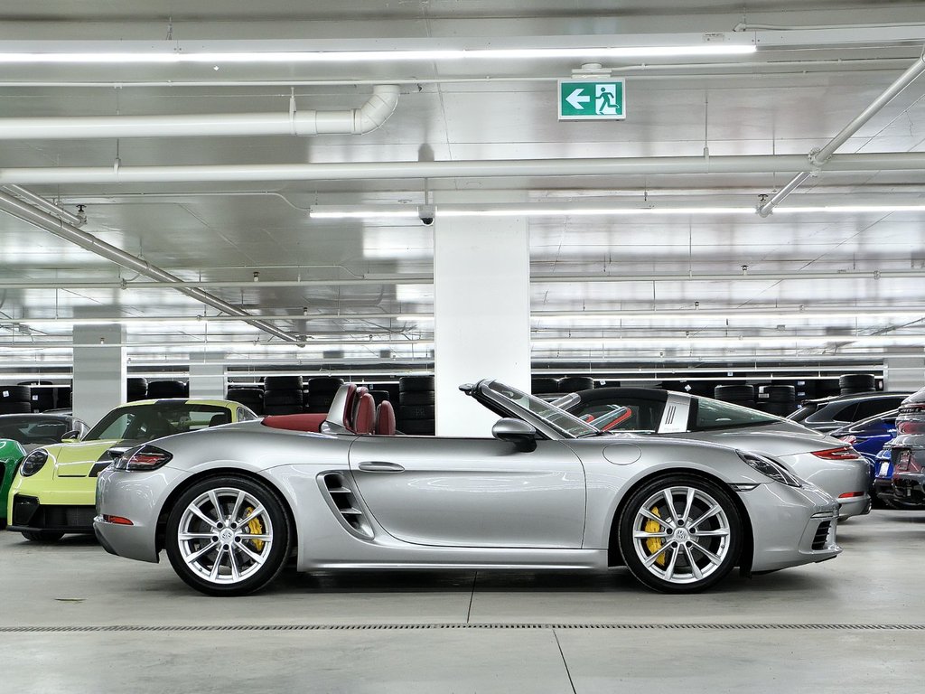 Porsche 718 Boxster S 2024 à Laval, Québec - 2 - w1024h768px