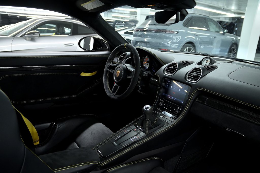 2020 Porsche 718 Cayman GT4 in Laval, Quebec - 21 - w1024h768px