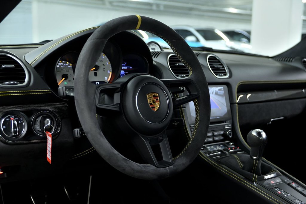 2020 Porsche 718 Cayman GT4 in Laval, Quebec - 16 - w1024h768px