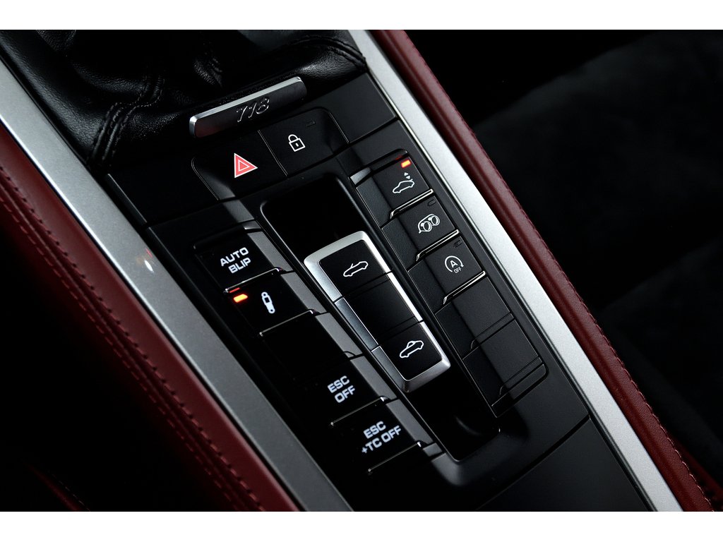 Porsche 718 Spyder Manual 6 speed / Spyder Classic Pack / BOSE 2020 à Laval, Québec - 26 - w1024h768px