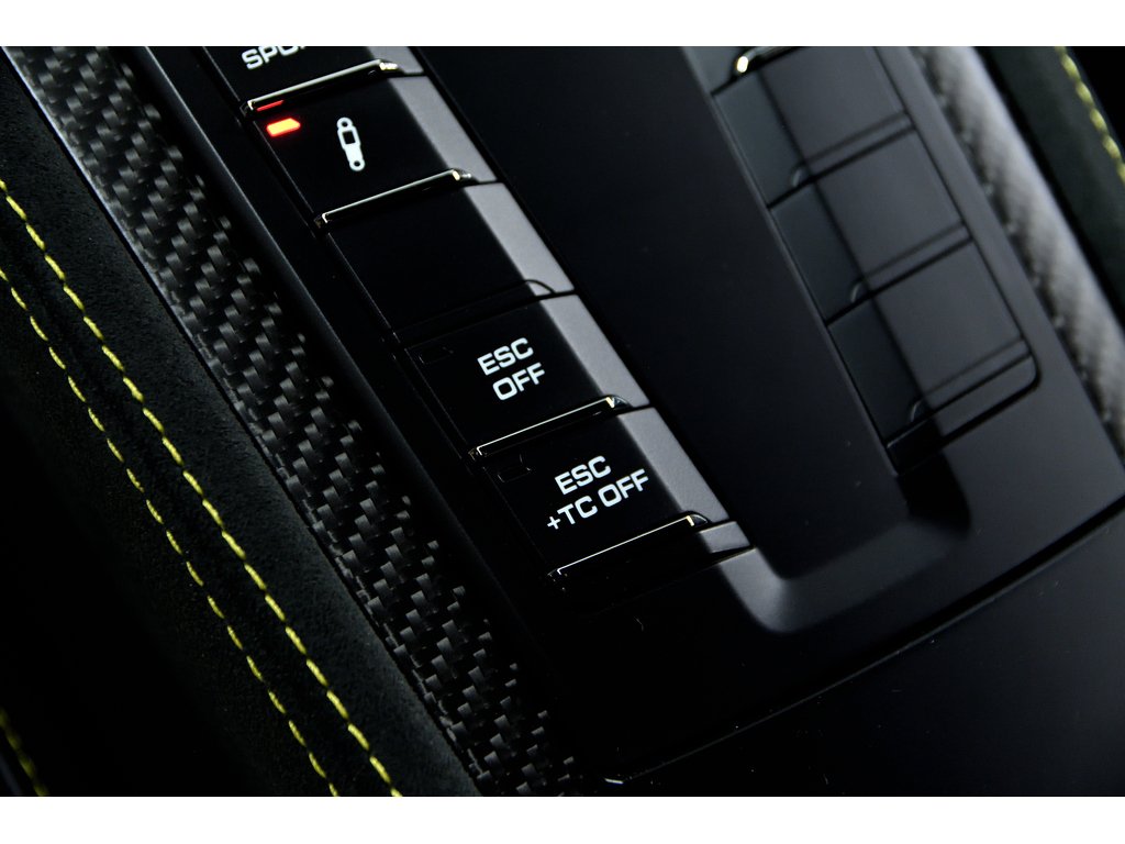 Porsche 718 Spyder Weissach Package / PCCBs / BOSE / 18 ways seats 2025 à Laval, Québec - 37 - w1024h768px