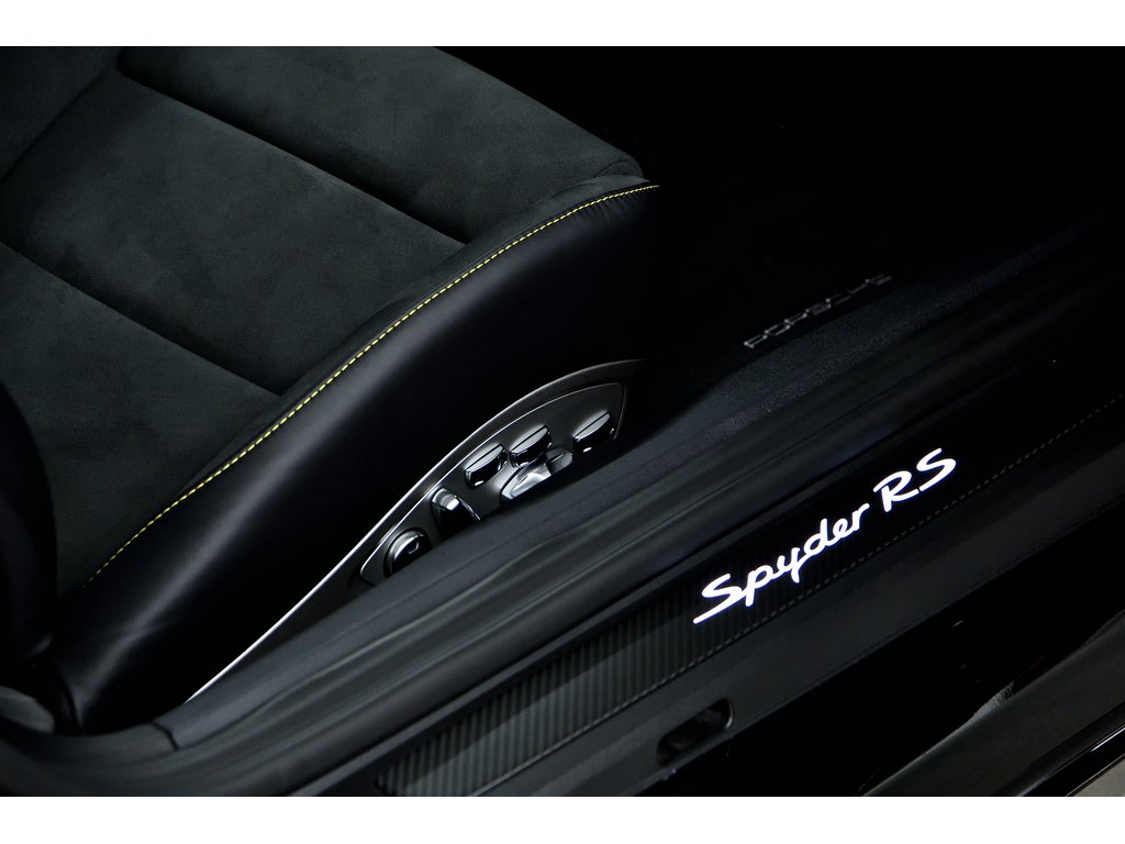 Porsche 718 Spyder Weissach Package / PCCBs / BOSE / 18 ways seats 2025 à Laval, Québec - 46 - w1024h768px