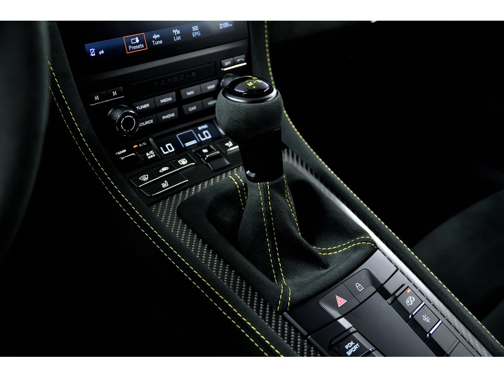 Porsche 718 Spyder Weissach Package / PCCBs / BOSE / 18 ways seats 2025 à Laval, Québec - 33 - w1024h768px