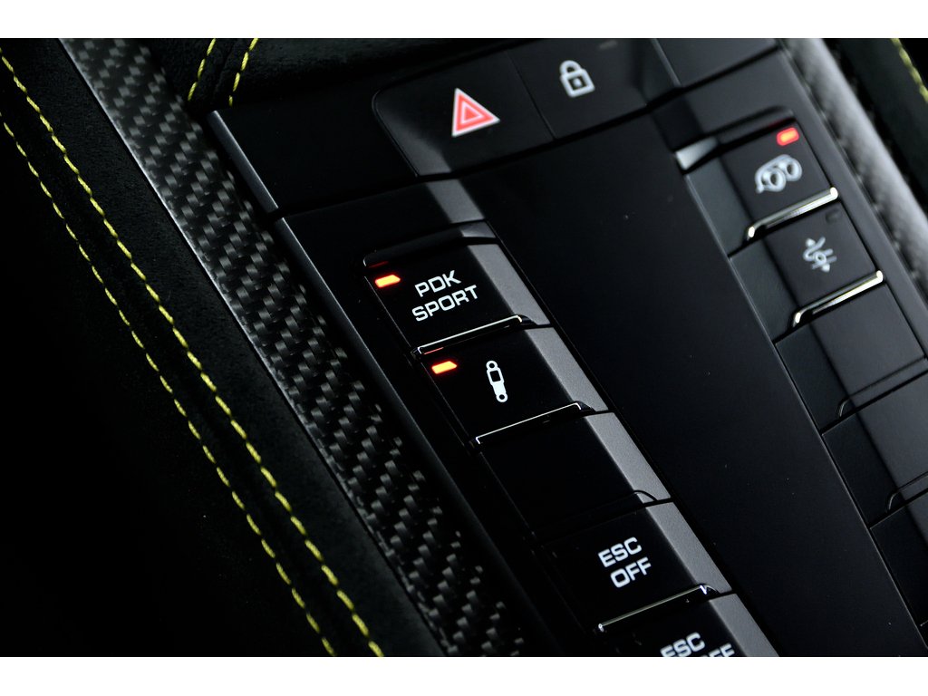 Porsche 718 Spyder Weissach Package / PCCBs / BOSE / 18 ways seats 2025 à Laval, Québec - 35 - w1024h768px