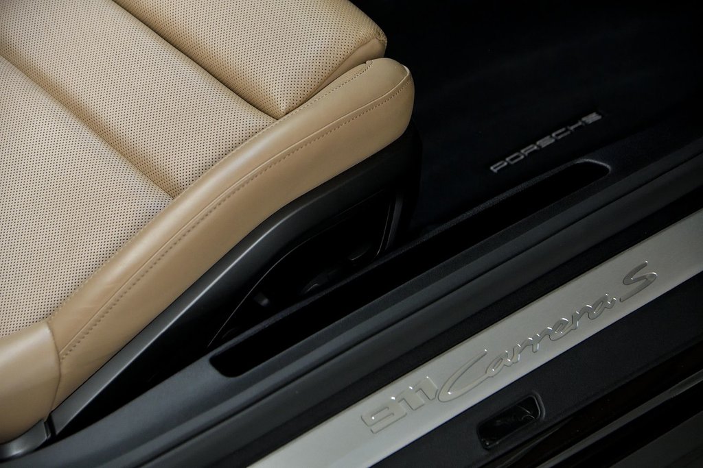 2022 Porsche 911 Carrera S Cabriolet in Laval, Quebec - 18 - w1024h768px