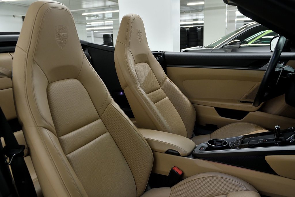2022 Porsche 911 Carrera S Cabriolet in Laval, Quebec - 19 - w1024h768px
