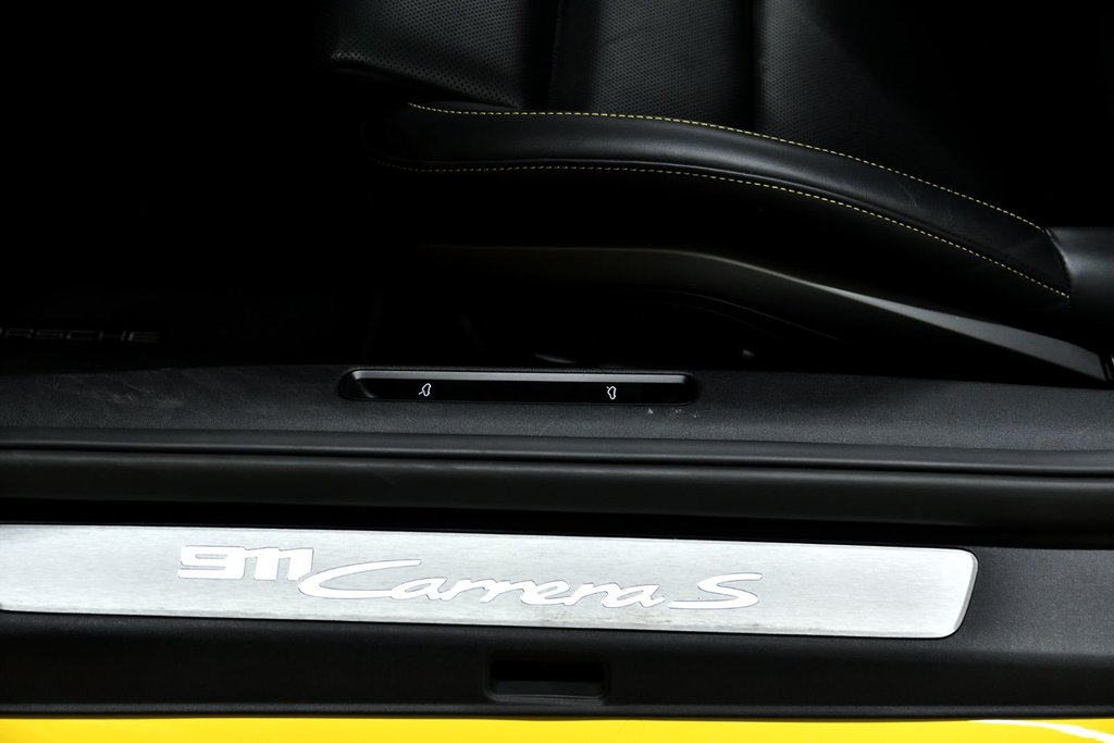 2022 Porsche 911 Carrera S in Laval, Quebec - 44 - w1024h768px