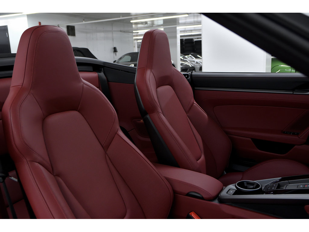 2023 Porsche 911 Carrera 4 Cabriolet / Burmester / Sport Package in Laval, Quebec - 33 - w1024h768px