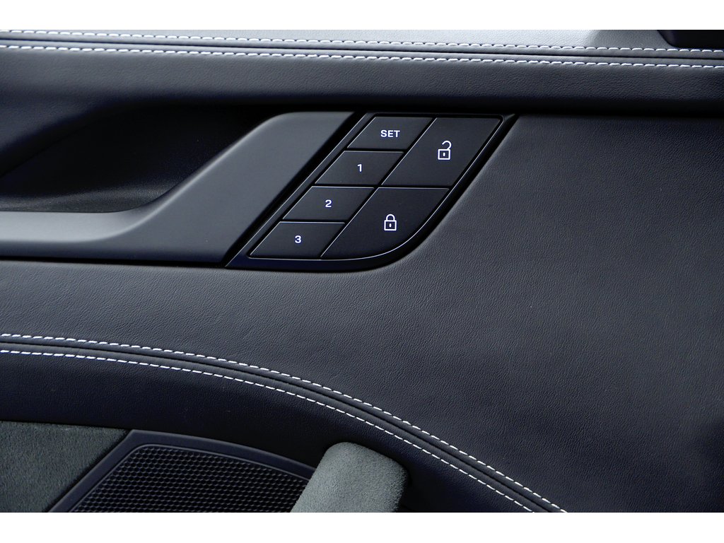 2023 Porsche 911 Carrera GTS Coupe / Manual Transmission / BOSE in Laval, Quebec - 31 - w1024h768px