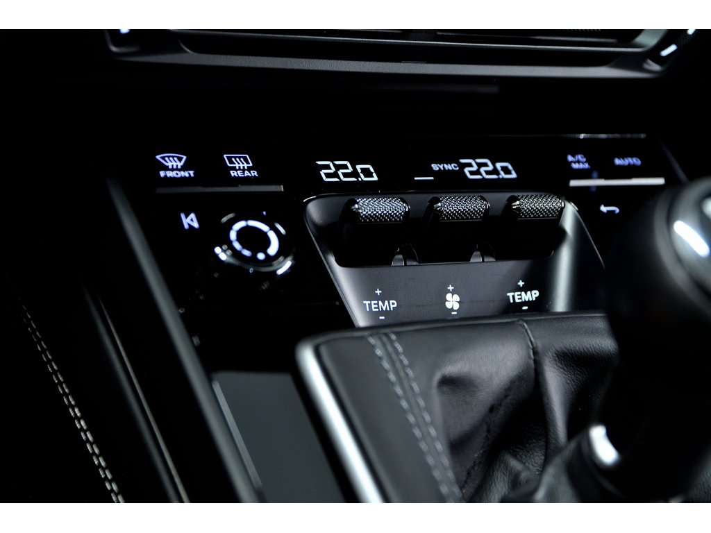 2023 Porsche 911 Carrera GTS Coupe / Manual Transmission / BOSE in Laval, Quebec - 26 - w1024h768px