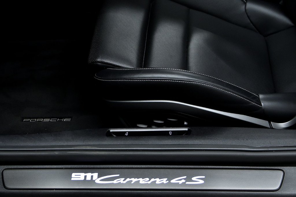 2023 Porsche 911 Carrera 4S Cabriolet in Laval, Quebec - 38 - w1024h768px