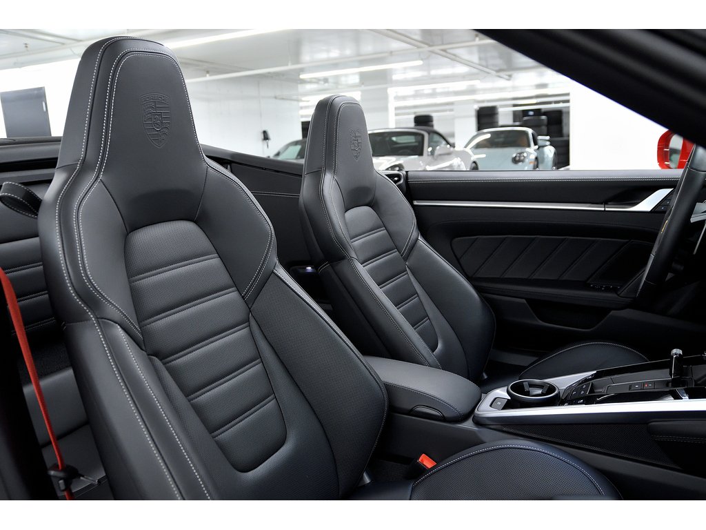 2024 Porsche 911 Carrera 4S Cabriolet / Premium + Sport Package in Laval, Quebec - 36 - w1024h768px