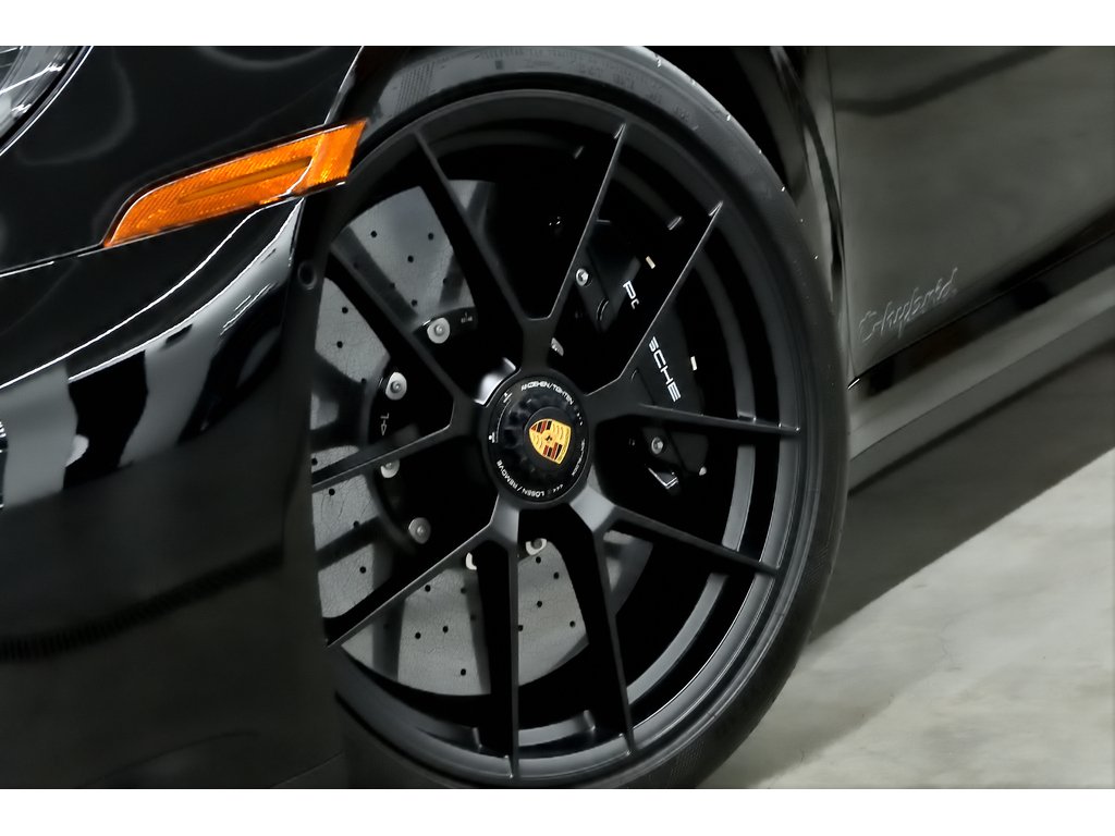 2025 Porsche 911 Carrera GTS Coupe / Premium Package / Burmester in Laval, Quebec - 9 - w1024h768px