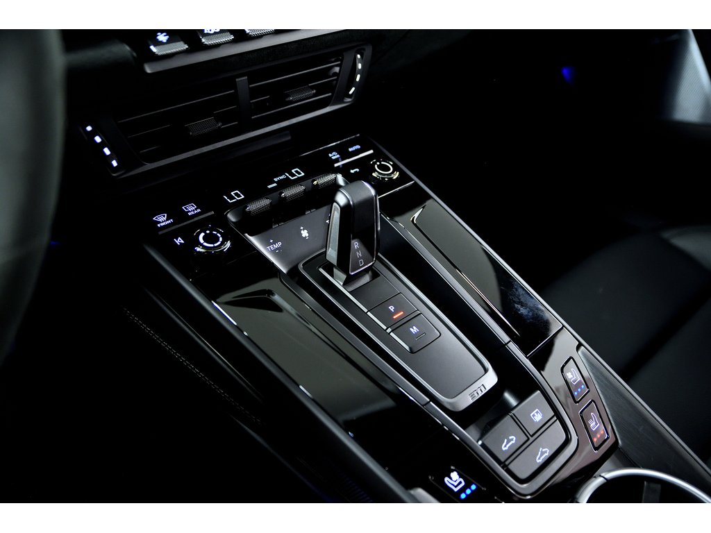 2025 Porsche 911 Carrera GTS Coupe / Premium Package / Burmester in Laval, Quebec - 26 - w1024h768px