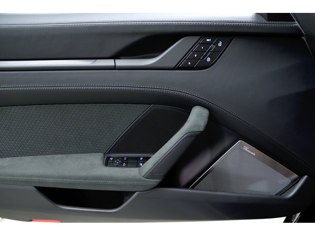 2025 Porsche 911 Carrera GTS Coupe / Premium Package / Burmester in Laval, Quebec - 30 - w1024h768px