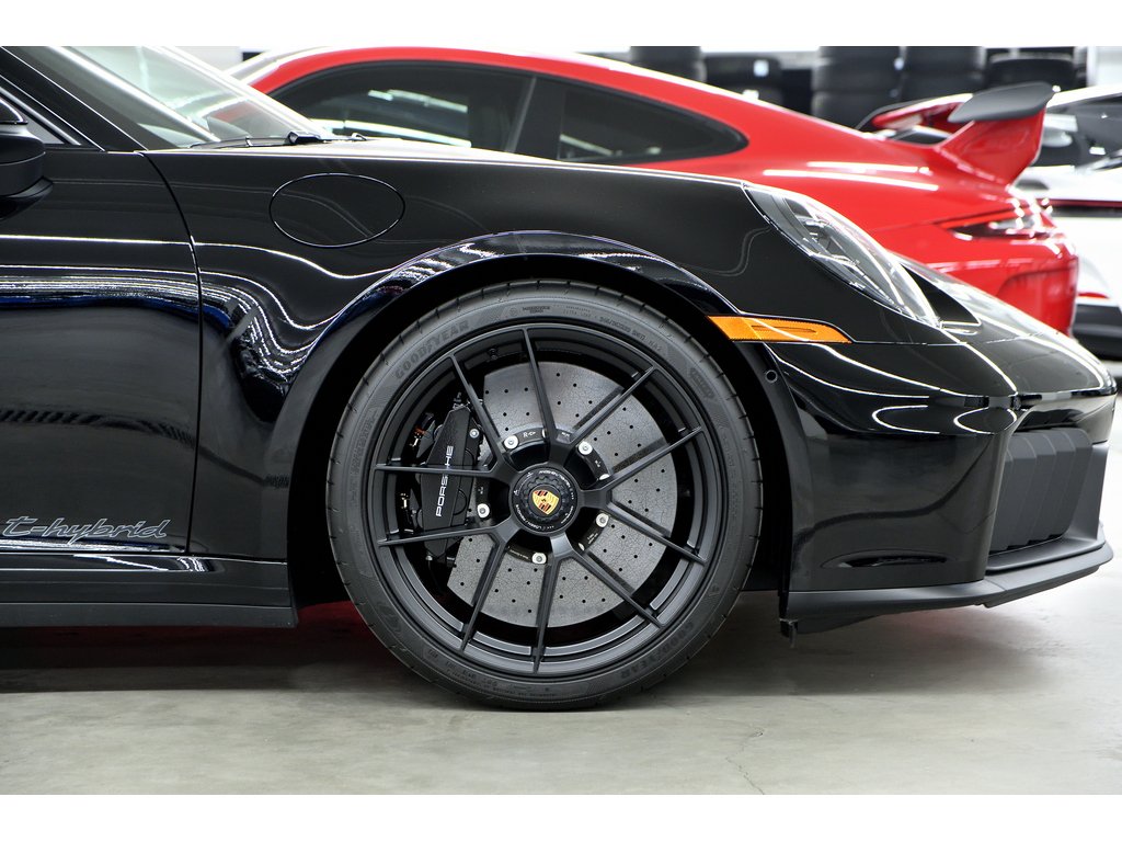 2025 Porsche 911 Carrera GTS Coupe / Premium Package / Burmester in Laval, Quebec - 9 - w1024h768px
