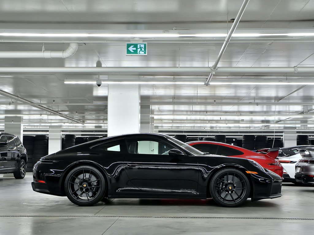 2025 Porsche 911 Carrera GTS Coupe / Premium Package / Burmester in Laval, Quebec - 2 - w1024h768px