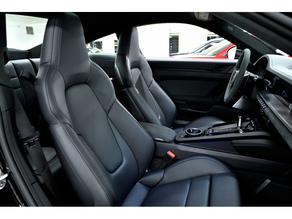 2025 Porsche 911 Carrera GTS Coupe / Premium Package / Burmester in Laval, Quebec - 36 - w1024h768px