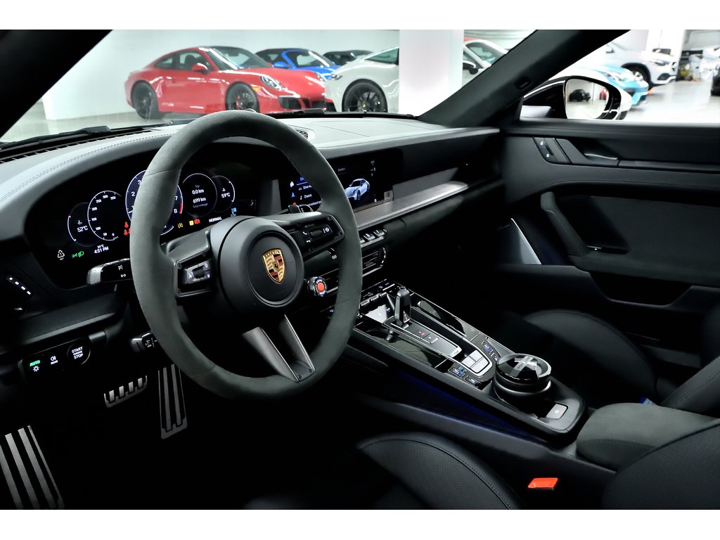 2025 Porsche 911 Carrera GTS Coupe / Premium Package / Burmester in Laval, Quebec - 13 - w1024h768px