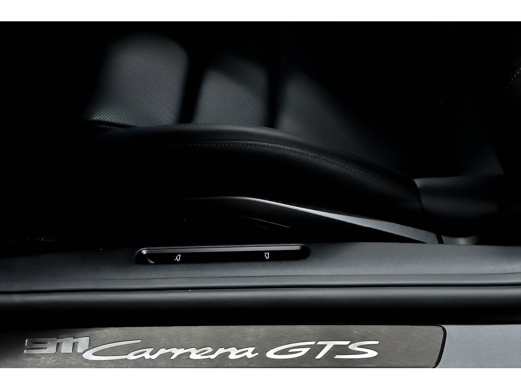 2025 Porsche 911 Carrera GTS Coupe / Premium Package / Burmester in Laval, Quebec - 16 - w1024h768px