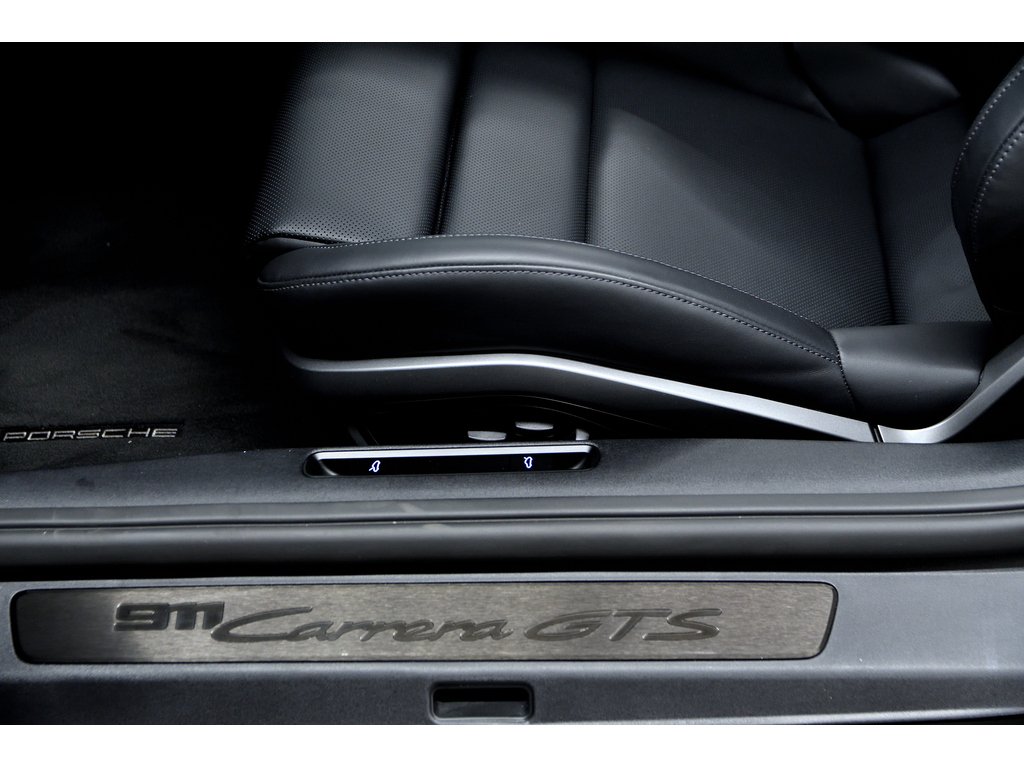 2025 Porsche 911 Carrera GTS Coupe / Premium Package / Burmester in Laval, Quebec - 15 - w1024h768px